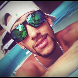 # Sou um cara bem eclético, carinhoso, simpático, engraçado . rs!! Gosto mt de sair com amigos, curtir um cinema com a namorada e amo dançar. !!
