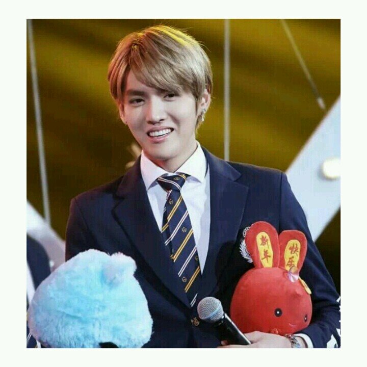 Follow @TinkerbellYifan please ^^ Just follow my another acc okay~ ♥