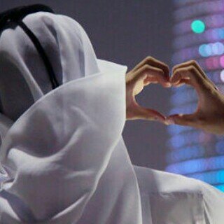 : يا آحلى من آلسكر على قلب مغليك  ياللي من آسلوبگ على آلروح هيمنت   آلحب وآجد لگن آلقلب هآويك  وعين آلغلآ محدً جذبهآ سوآك آنت”