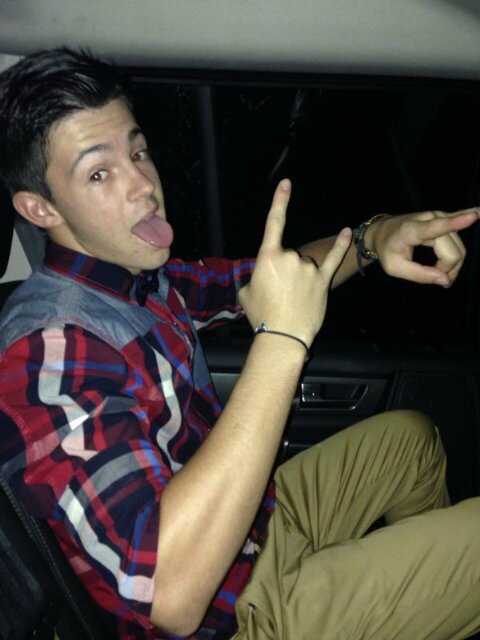 I follow back ♥. 22A85B5A or 0797121996