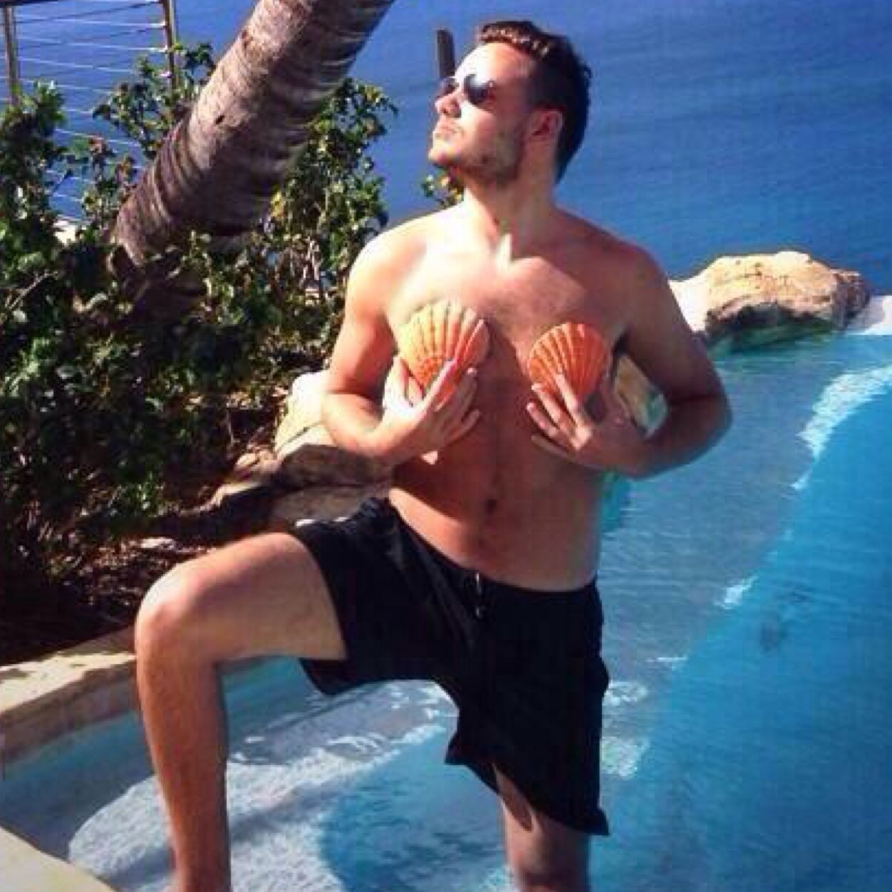 Go follow @izBatmanPayne
