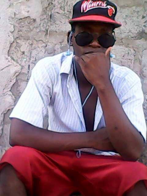 Eu sou extra divertido gosto de quase tudo adoro a musica o desporto em fimm»»