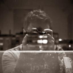 Arquitecto y fotógrafo apasionado, amante de la cultura en todas sus expresiones y empeñado en ser feliz
