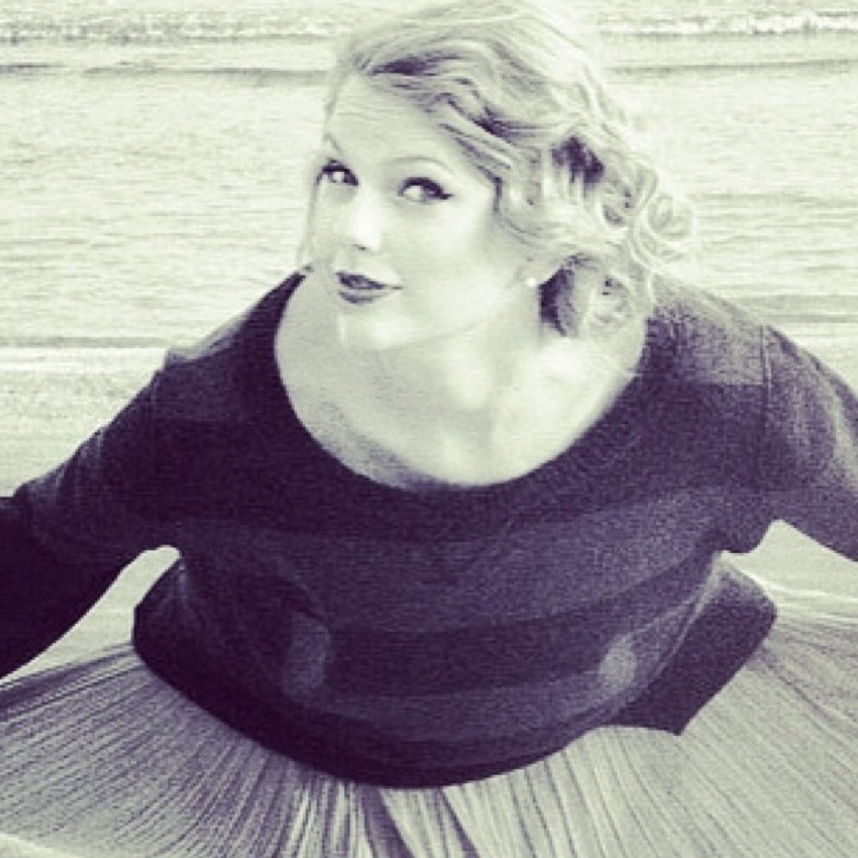 taylor swift is perfection.  ♡
