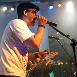 Rock e irreverência é uma mistura explosiva quando falamos de música. Assim é Jazão, suas letras e músicas abordam temas frequentes do cotidiano da vida moderna
