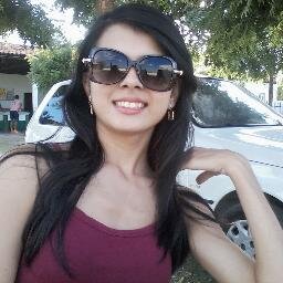 Taurina,21 anos, católica e Universitária do curso de Administração