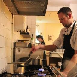 Uit de Buurt is een frisse bistro met zo'n 23 zitplaatsen in de Groninger wijk Helpman.