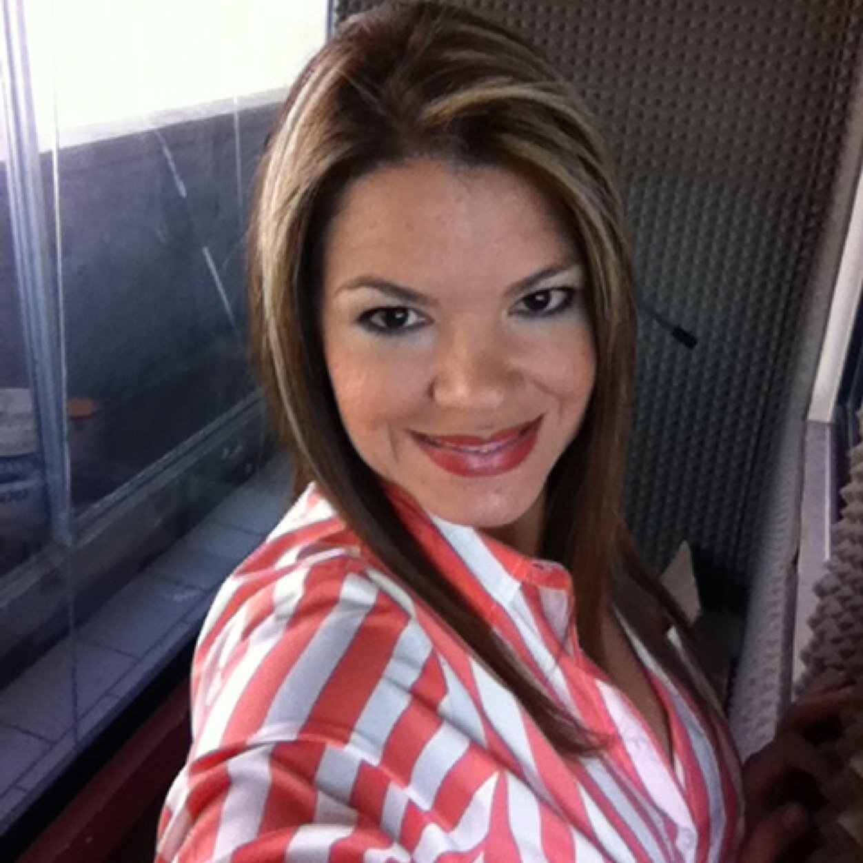Periodista mención Audiovisual Locutora (certificada por la Universidad Central de Venezuela)