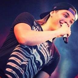A maior coisa que existe no mundo e meu amor por você
Por que esse sim vai durar a vida toda. Te amamos @wesleysafadao ♥♥♥