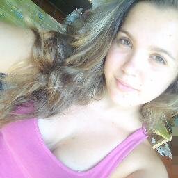 A gente confia demais, erra demais, acredita demais, quebra a cara. '' Aprende ''. E depois, faz tudo de novo, achando que vai ser diferente ;3'