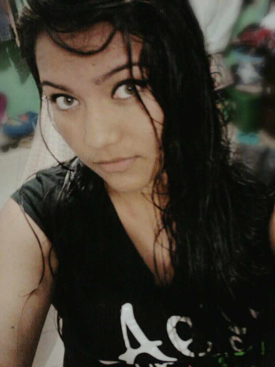 Tranquila, divertida, soñadora y estudiante. ME ENCANTA VIAJAR! morena y de ojo verde! :)