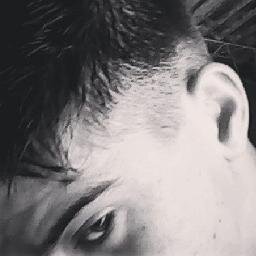 Dame un beso y olvidate de todo por un Segundo Me tienes loco y confundido te quiero en mi mundo Pero tu sigues pensando en el Y yo sigo aquí Esperando por Ti♥