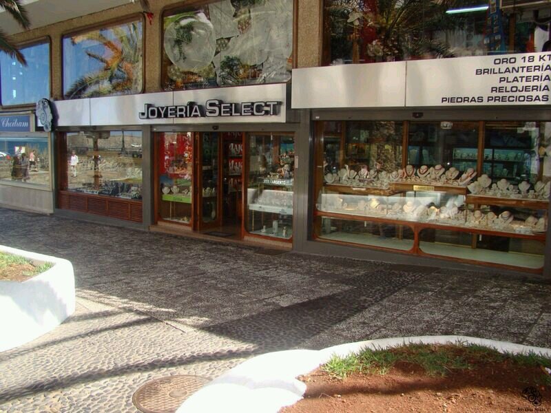 Empresa dedicada al sector de la joyería, bisutería, relojería, piedras preciosas, gemologia y taller de joyería.