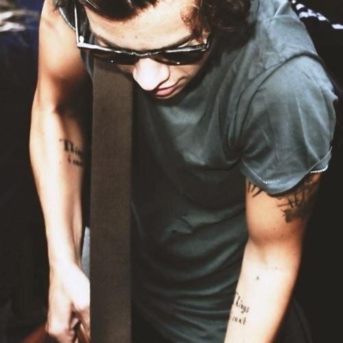 Hiiiiiiiii:)  i love one direction  and stuff. follow me for a follow back