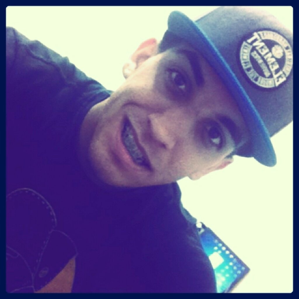 Gaúcho/ 19anos/ pessoa alegre e divertido / musico :P