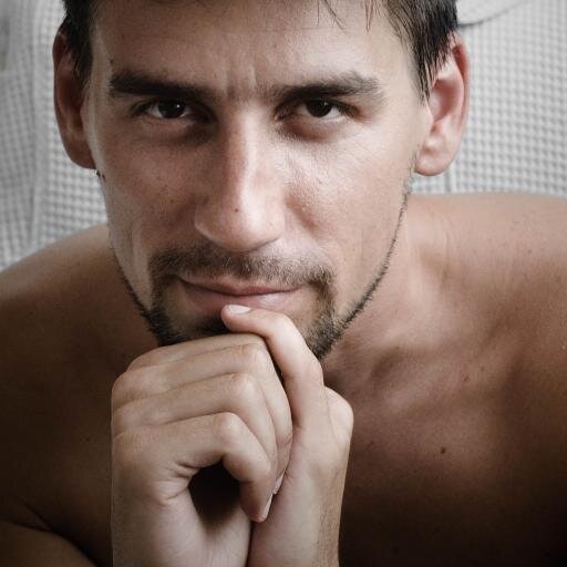 За освітою інженер, за фахом маркетер, за покликанням фоторепортер, й усе більше люблю Twitter