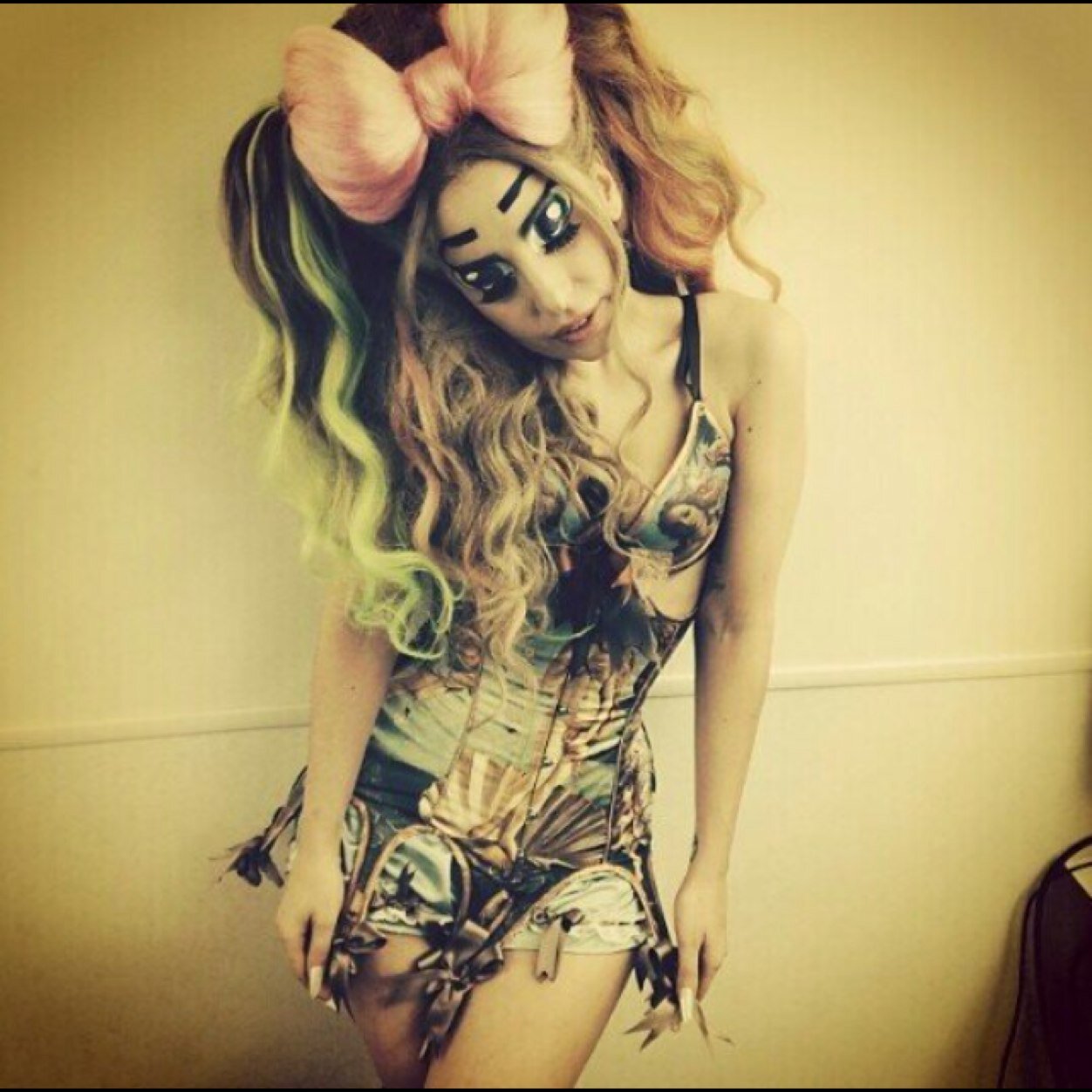 Buy Lady Gaga's new album ARTPOP on Itunes now! 
https://t.co/hk4TbMnt9l