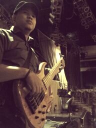 Lagi blajar main bass//Rencananya jd Musisi//Hidup sederhana apa adanya aja, tp tetap Metal..