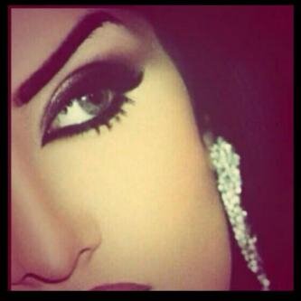 ‏دخلت تشوفَ وشَ عندي هاهَ☺›عادشوف تحت عَ اليمين شوف مكتوب تابع او follow مدريَ وش يسوي بس حط أصبعك عليه خله يصير ازرق ~