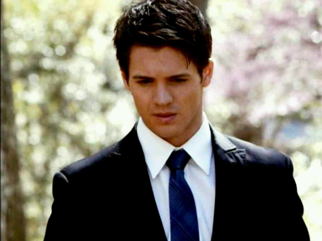 hey i am jeremy gilbert i am bother @LovingStefanS single rp hunter 21+