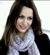 44. Ex de Rober, y aún enamorada de él. Madre de Carlos, Blanca y Emily.