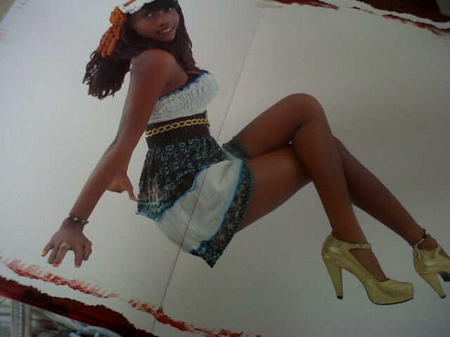 soy colombiana tengo 17 años studio comercio  y quiero ser licenciada en lenguas modernas  y kiero ser cantante de hip hop