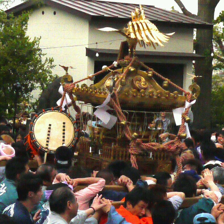 東京で唯一「那須与一宗高公」縁の神社です。源平屋島の戦いで、平家の掲げる扇の的を一発の矢で見事に射止めたのは有名な話です。その際に胸に御守りとして持っていたとされる 八幡大菩薩像がお祀りされております。古来より「願えば叶わぬこと無し」と厚く信仰され、「一願必中」の幟旗が境内に掲げております。#那須与一 #必勝 #合格