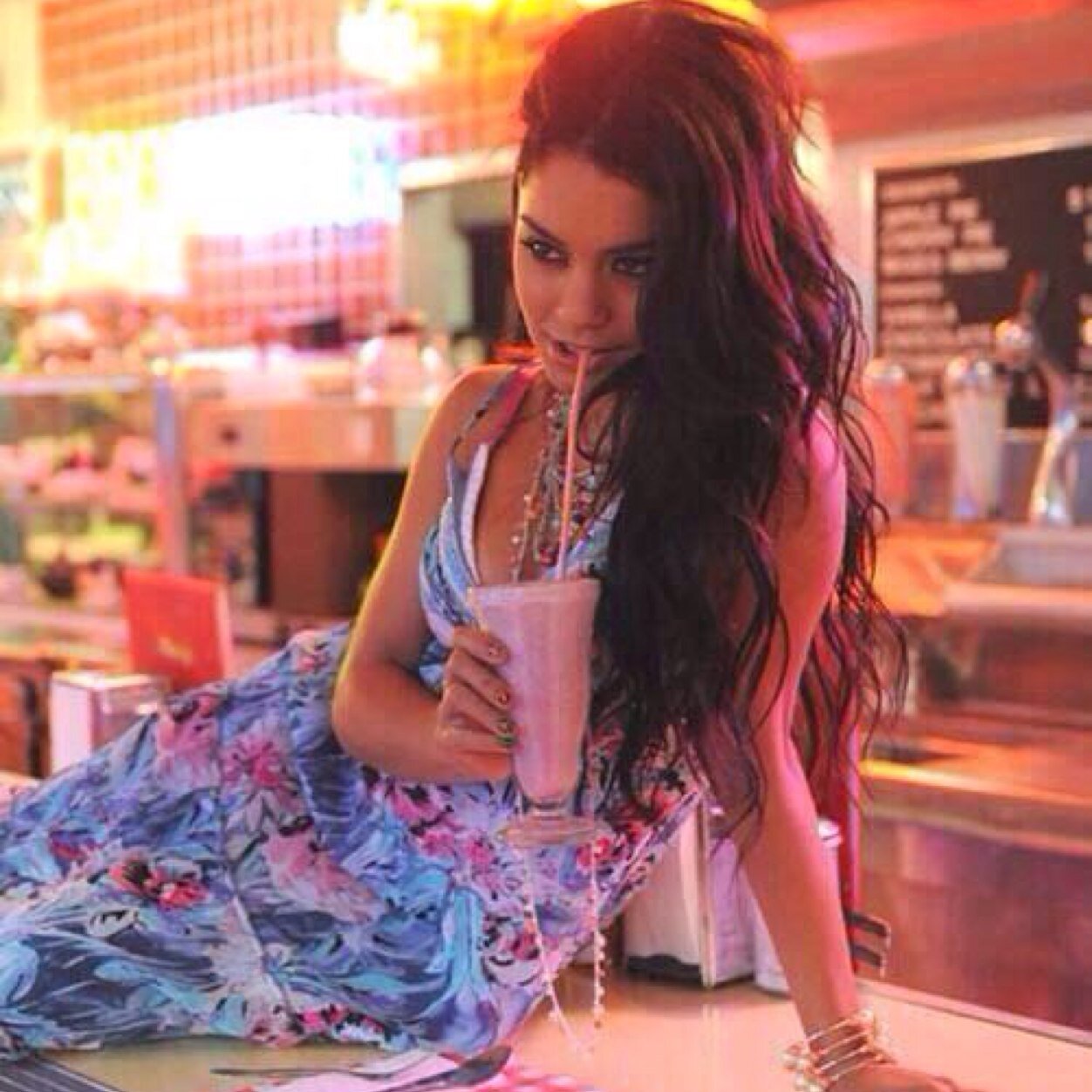 Hello im vanessa im a singer an actress a model love fashion single