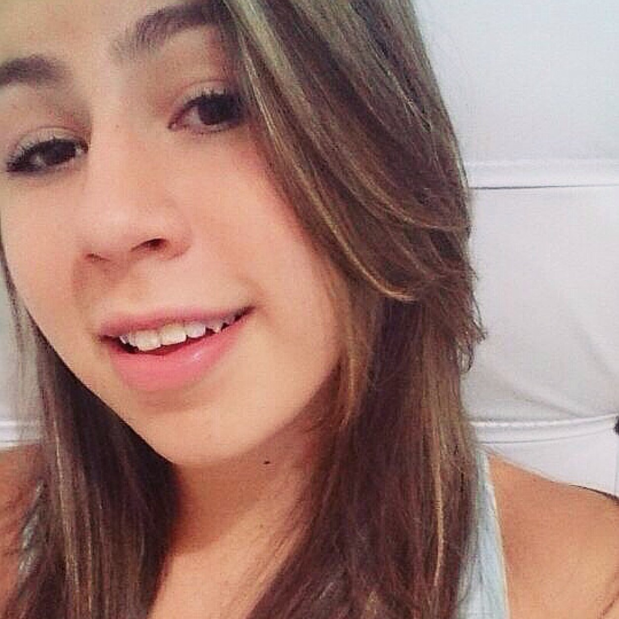 No meu mundo ela era a  Flor, um girassol, que irradiava meu dia, eu era como a noite, a acalmava deixando-a no escuro cantando pra ela . - P