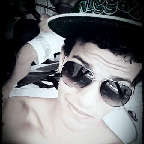 Nao gosto muito de falar sobre mim,deixo para as pessoas descobrir o que eu sou,,julgue quem quiser defina se puder.