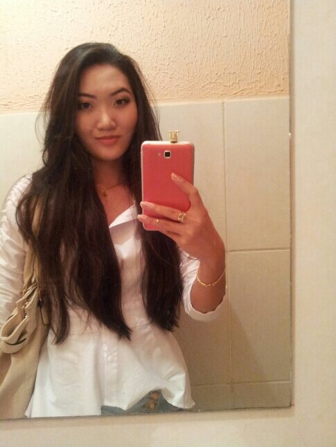 Larissamurakami's profile picture. Viver não foi em vão, se é isto a vida. Nem foi demais o desengano e a dor.