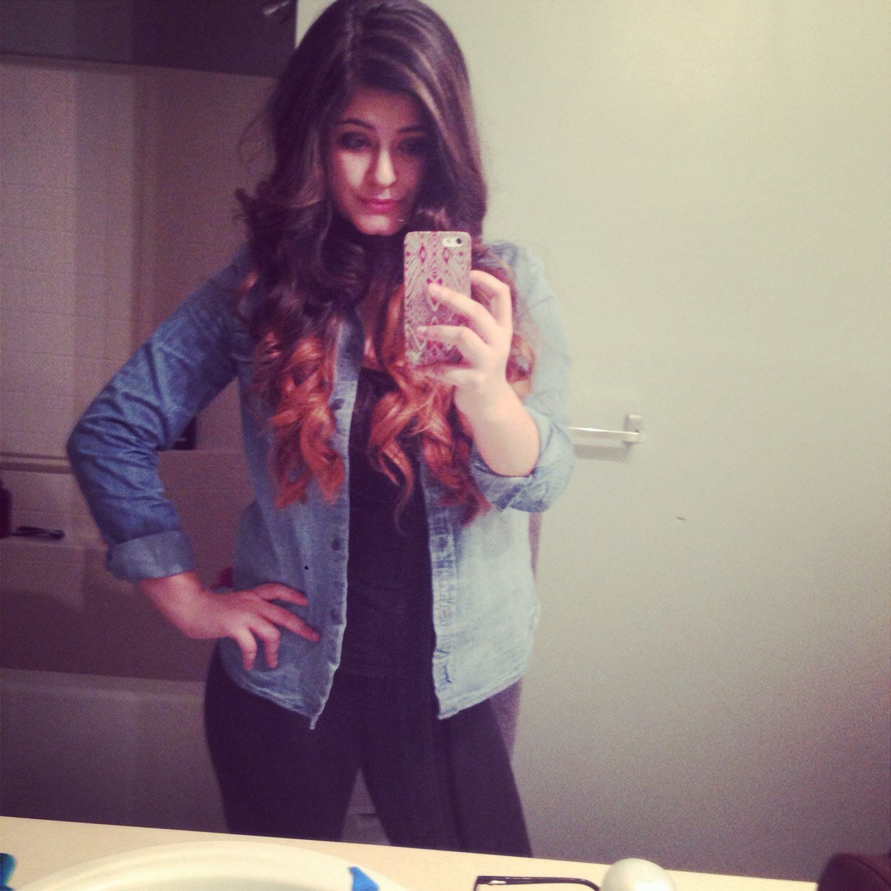 Hola, my name is dominique. I like to retweet funny, serious and cute things. Follow me I will follow back~
