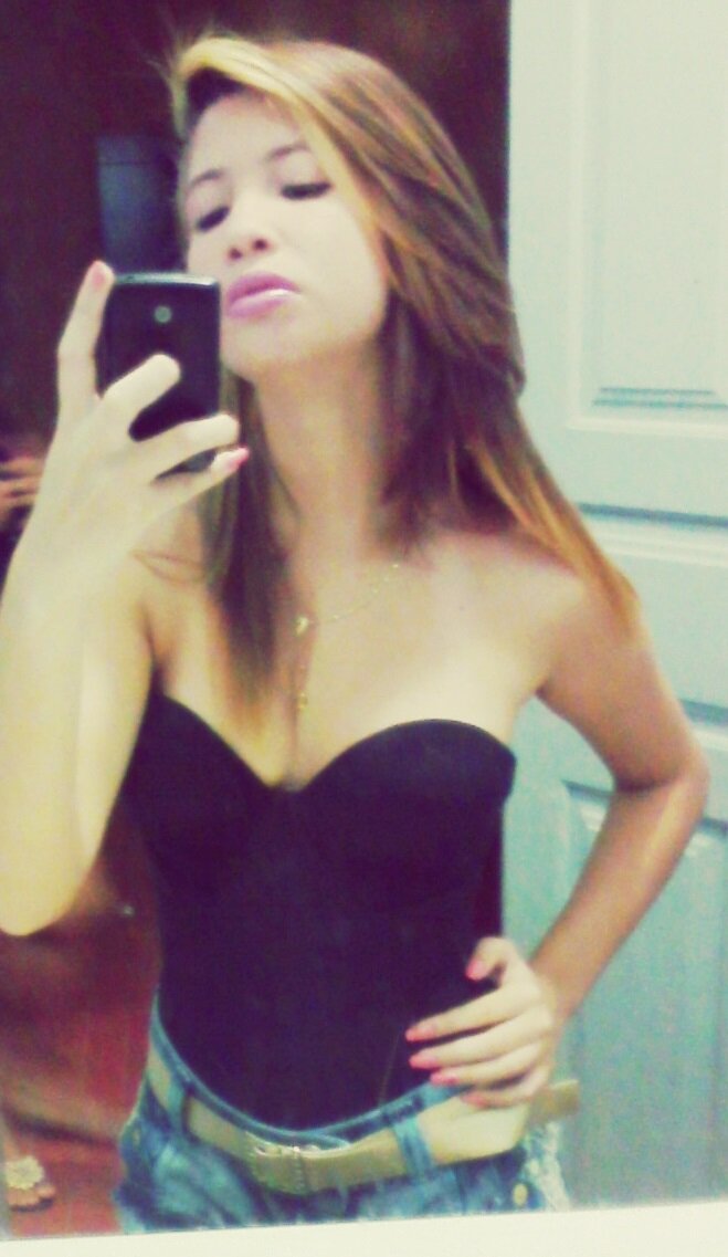 Ela é boba, ri de tudo e faz palhaçada. Ela sabe ser seria, fria e grossa. Ela é romântica, sentimental e se apega muito fácil. Ela se apaixona por sorrisos.