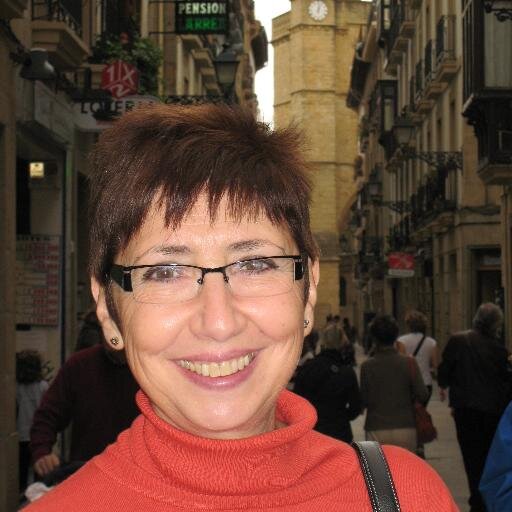 Madrileña con raíces gallegas. Felizmente casada y madre de dos hijos.Entusiasmada con mi trabajo: la educación de adolescentes.Necesito a Dios en mi vida.