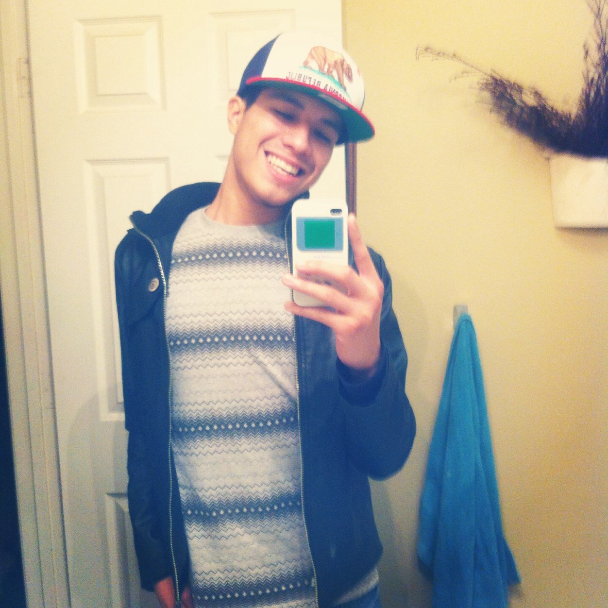 Los Banos CA 2⃣0⃣9⃣
20 & single 
Instagram: @hector_209
I'm the life of the party
Single dad