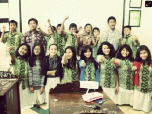 wali kelasnya Miss Resti, ketua kelasnya Vanka, wakilnya Dennes. 21 murid yang pinter,rusuh,kece. tahun ajarannya 2013-2014 #13Generation■■