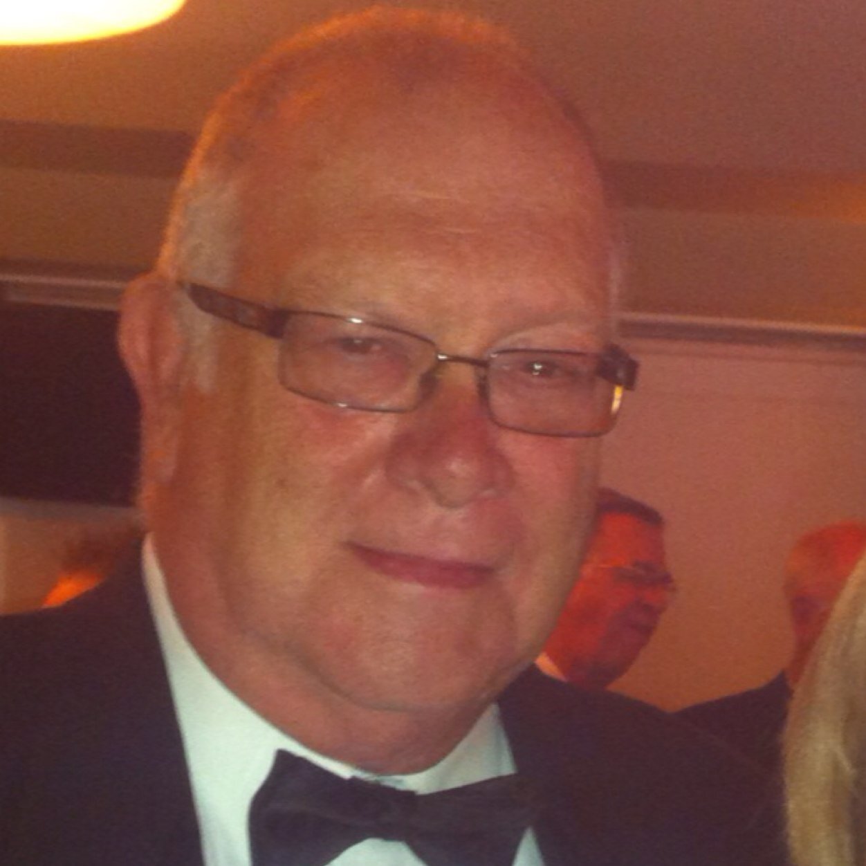 robertfarnley's profile picture. Canadian - 60's rocker, Man City fan since the 50s. great reader. Aspiring writer. oh, and I play guitar. proud to be a Mancunian. ...and the bees still buzz.