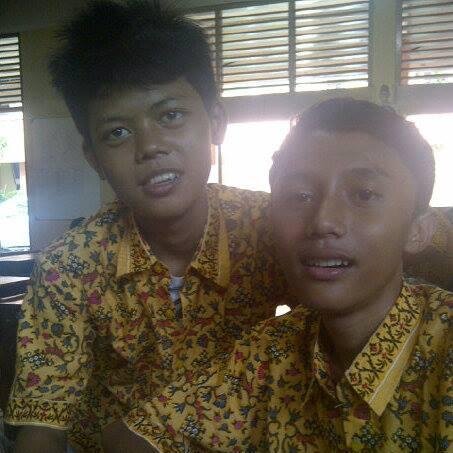 Bersedih dengan orang yang tepat lebih baik daripada berbahagia dengan orang yang salah.