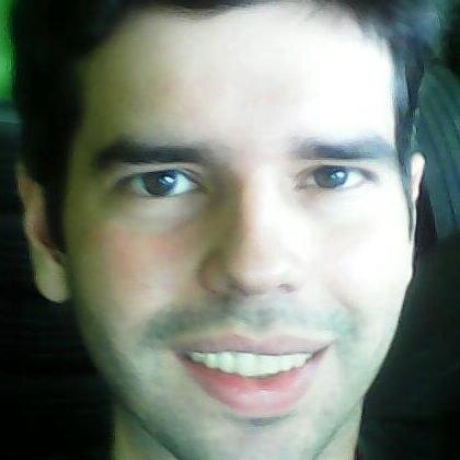 Estudante de Direito da Unifor e de Filosofia da Uece, Ator no Coletivo Descarados, torcedor do Fluminense.