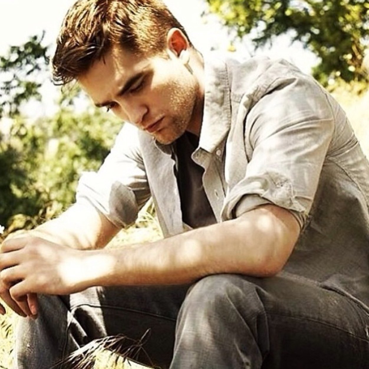 Just an ordinary boy who loves twilight, music, books, my family and life.