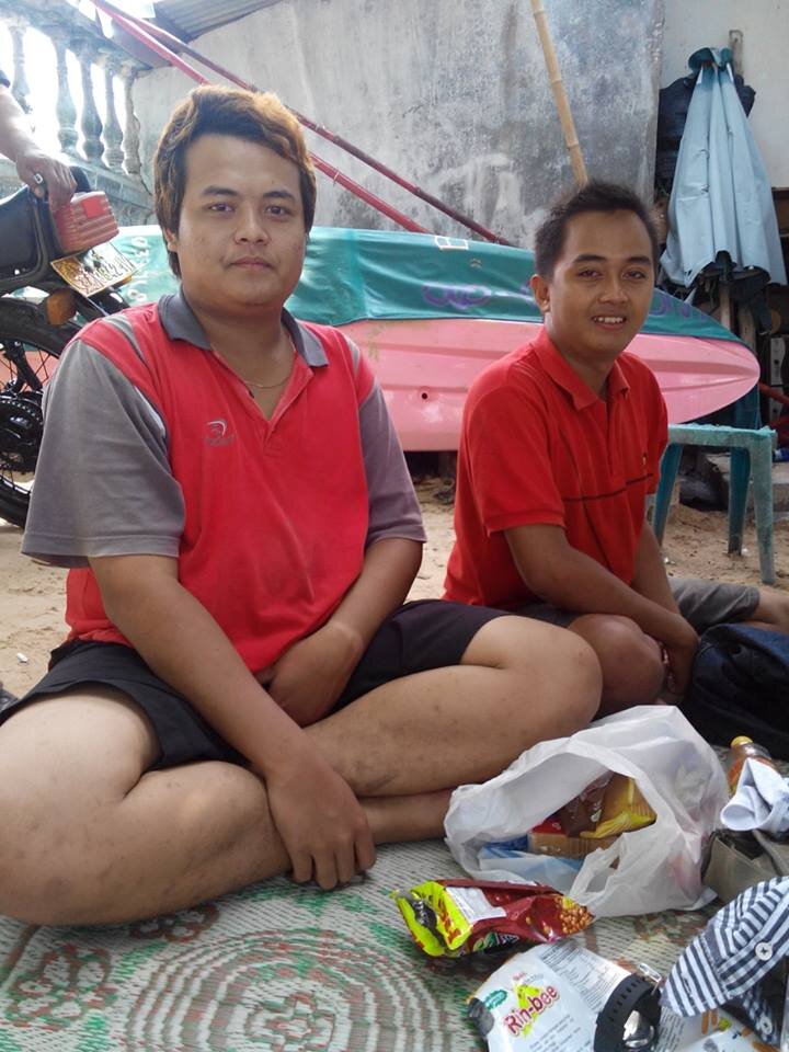 Hidup ini singkat. Jalani hidupmu selagi bisa, jangan peduli apa yang orang katakan tentangmu. Lakukan apa yg membuatmu bahagia :)