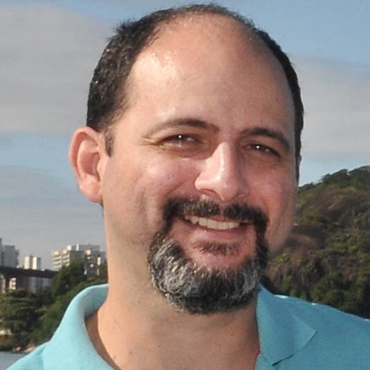 Ilustrador, designer gráfico e escritor.