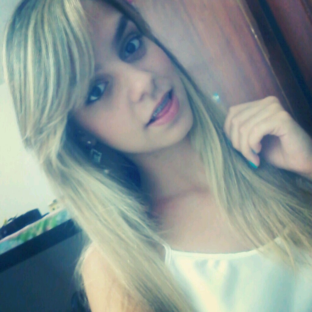 As pessoas se tornem especiais não pela maneira de ser ou agir mais sim pela profundidade em que atinge nossos sentimentos *-*