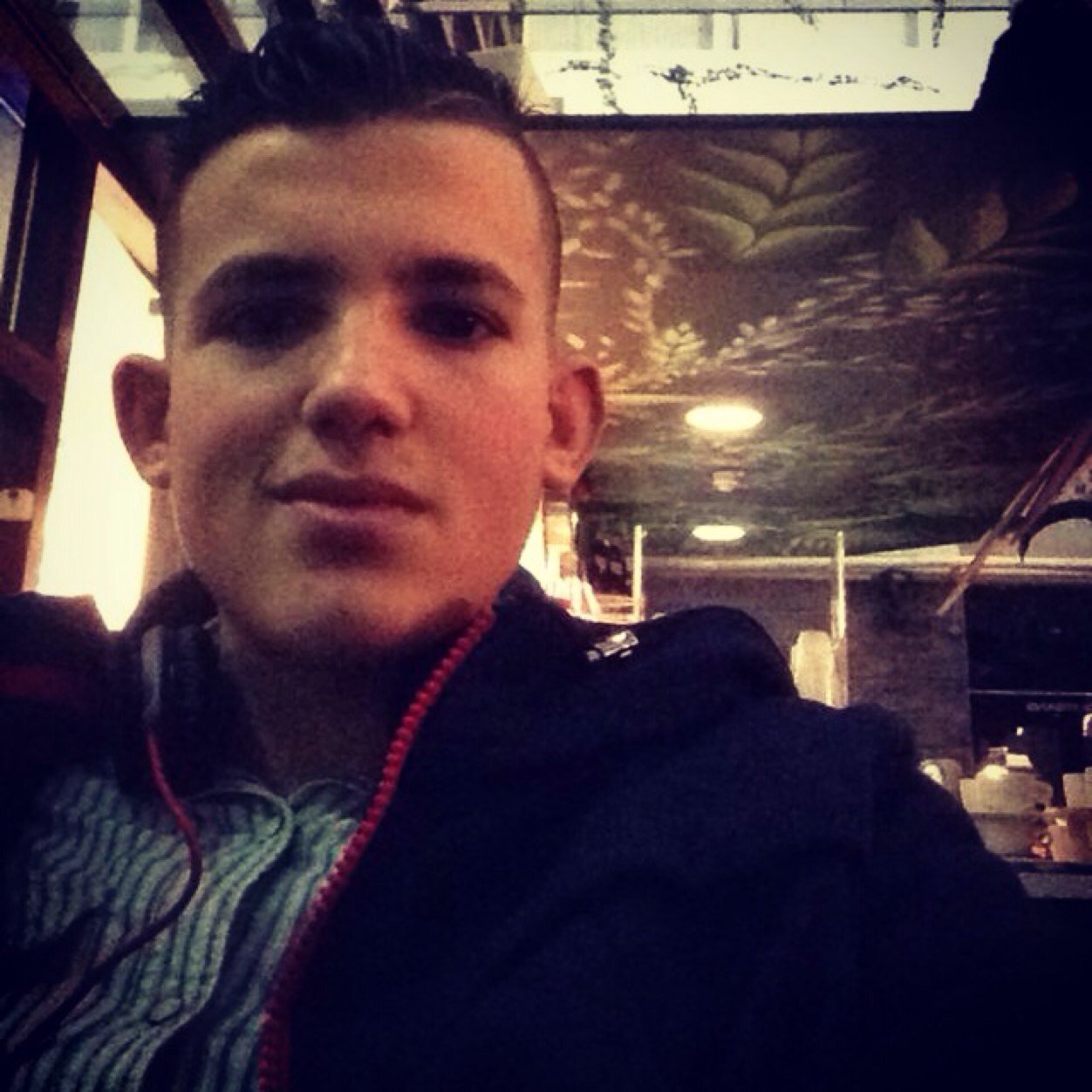 follow mijn nieuwe twit @anou__D