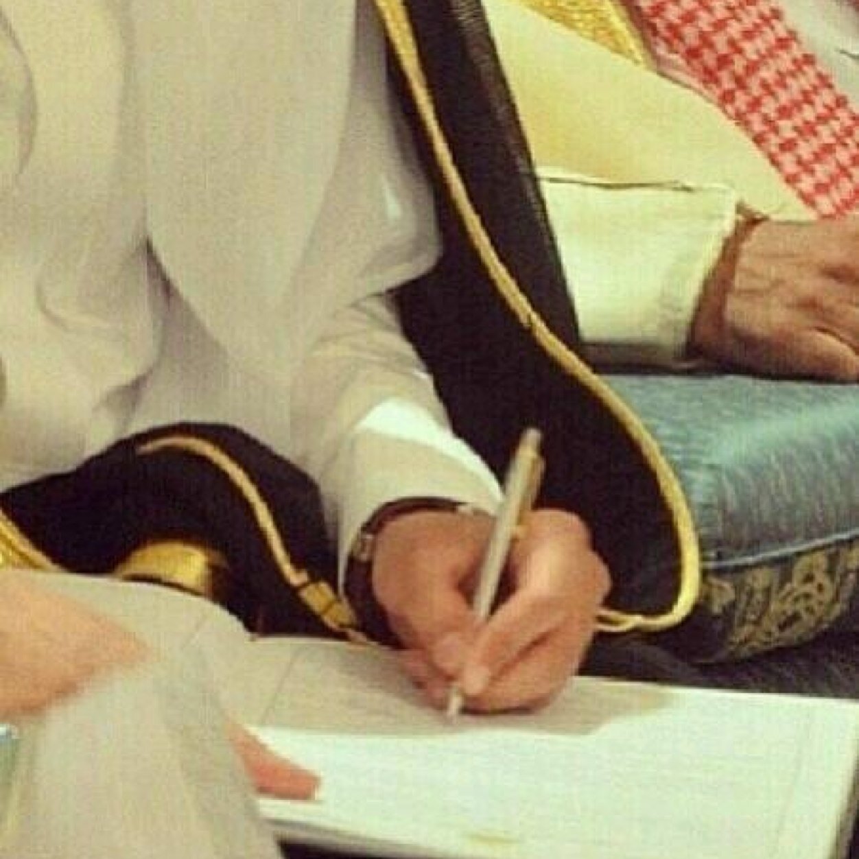 متابعك بصمت المدينه احبببببككك موت دلووولي