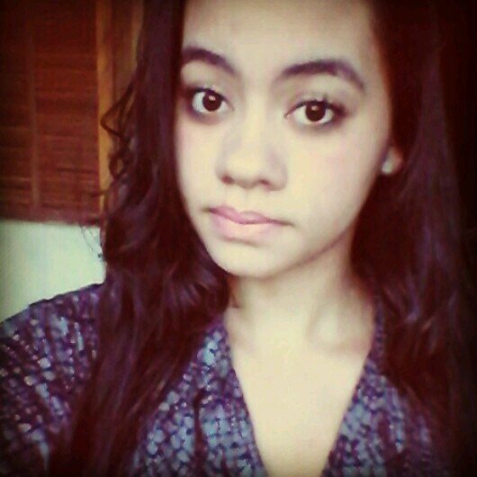 A menina que já viveu bastante para aprender
Que mesmo diante dor problemas, o que devemos fazer e sorrir!