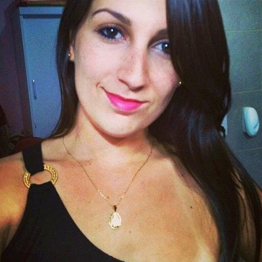 Uma estudante de direito, bailarina, sonhadora inconstante, distraída, um pouco cômica e feliz!