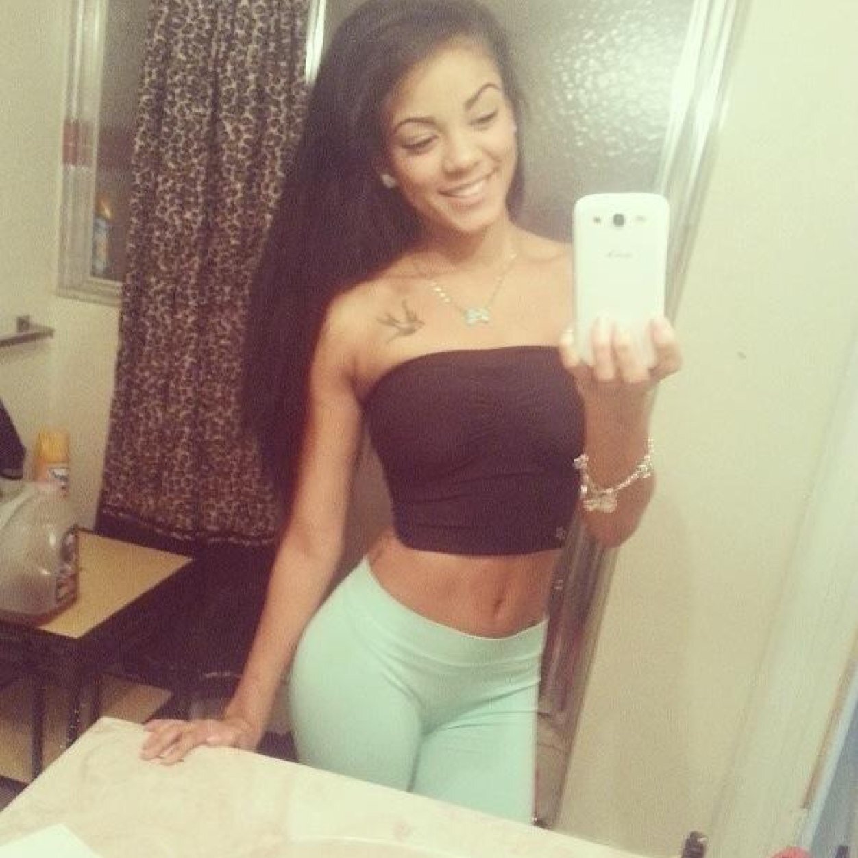 My name is Lexi & I like girls.