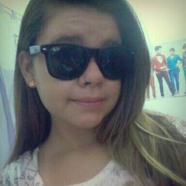 Sou dramática, louca, estressada e ciumenta. Canto mal, sou chataa, brincalhona, irônica, carinhosa. Mas consigo ser Feliz  ❤