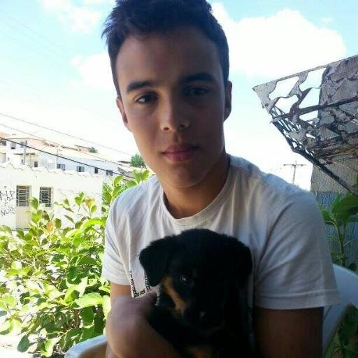 Carismático, Amigo, Conselheiro, Extrovertido,Politico, Louco para muitos, Trabalho como Locutor Comercial entre Outros, para contato mande uma msg Privada...